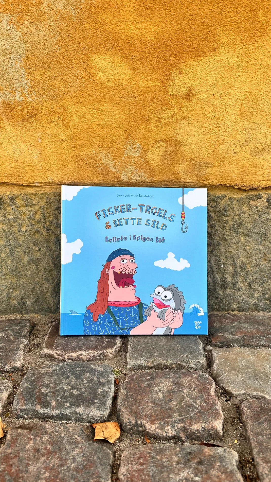 Forsiden af børnebogen Fisker-Troels & Bette Sild – Ballade i Bølgen Blå