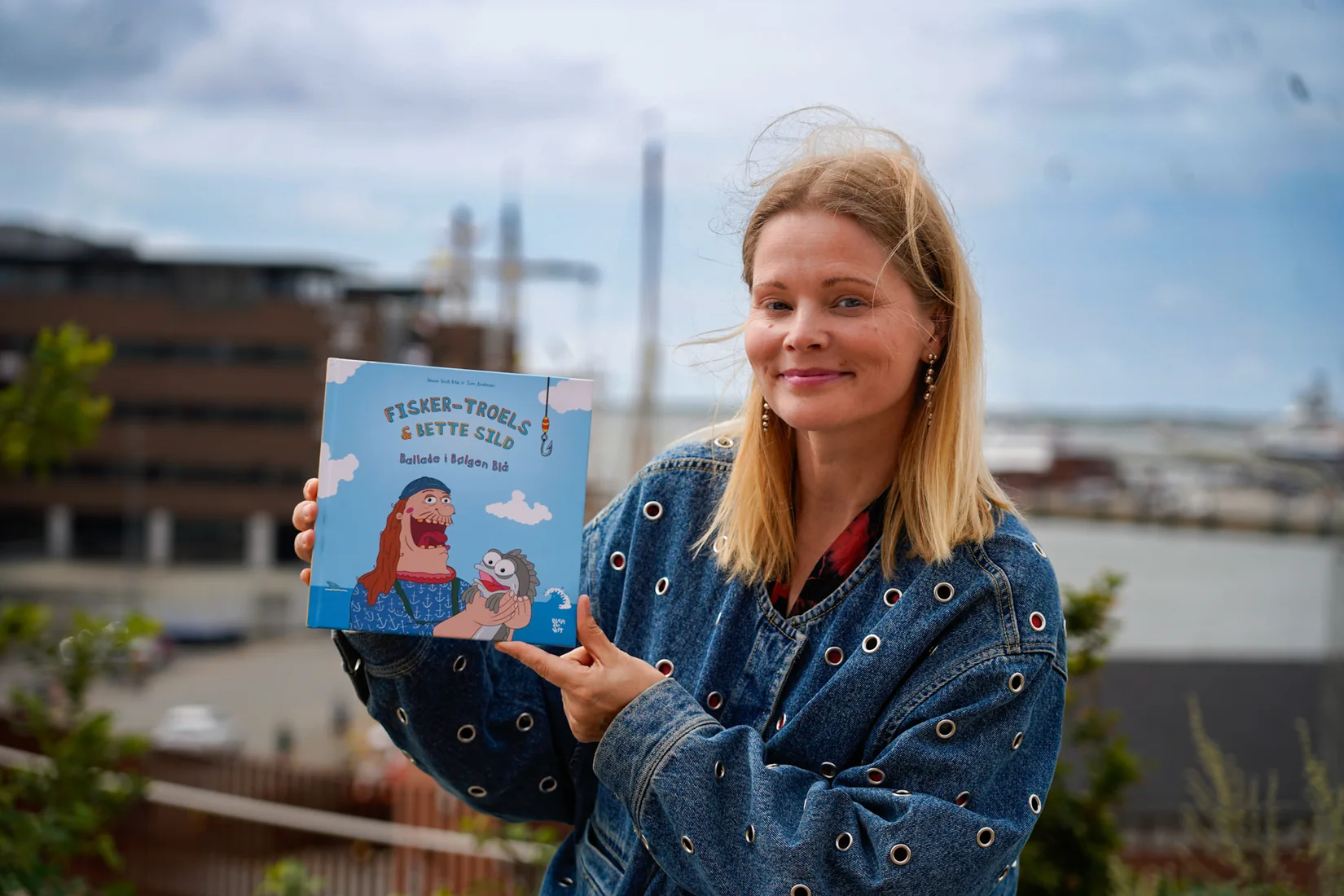 Jannie Vesti Mai med bogen ved havnen